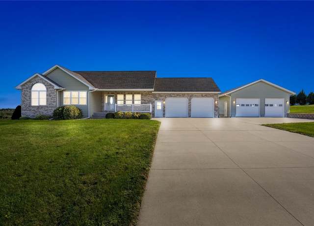 Property at 109 Wood Ridge Rd, Anamosa, IA 52205, 5 beds, 3 baths