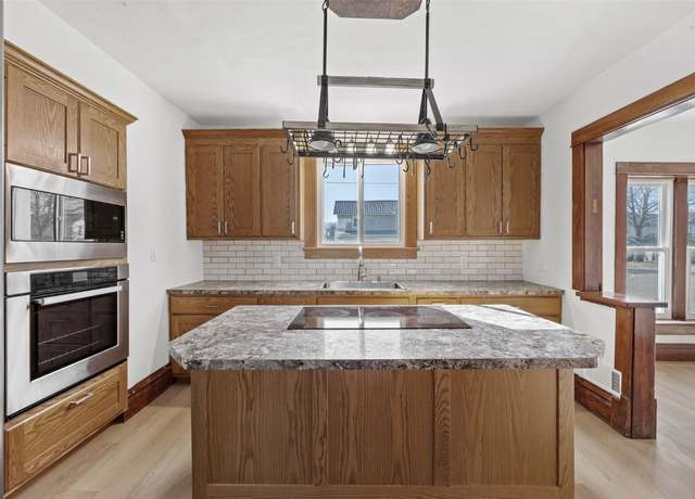 Property at 802 Summit St, Center Point, IA 52213, 4 beds, 2 baths