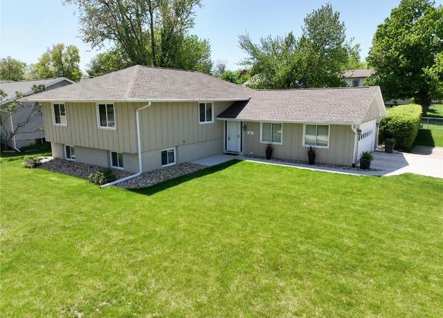 Property at 371 Carnaby Dr, Cedar Rapids, IA 52402, 4 beds, 3 baths