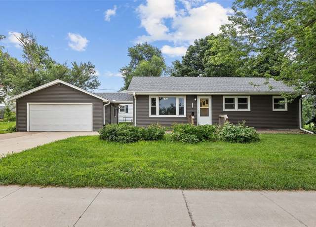 Property at 3752 Oakland Rd NE, Cedar Rapids, IA 52402, 3 beds, 2 baths
