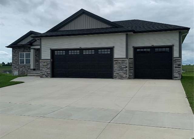 Property at 1537 Deerfield Dr, Fairfax, IA 52228, 5 beds, 3 baths