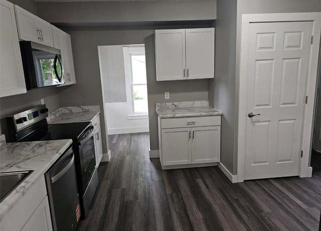 Property at 920 E Washington St, Center Point, IA 52213, 4 beds, 1 bath