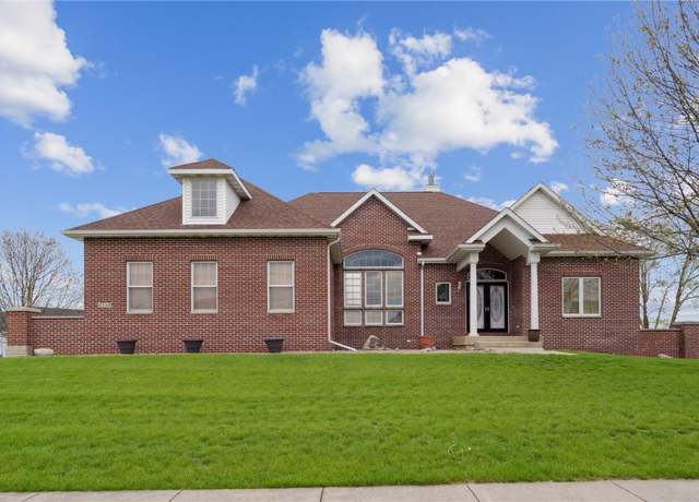 Property at 5560 Woodbridge Crst, Marion, IA 52302, 5 beds, 2.5 baths