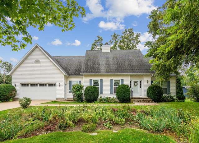 Property at 214 7th St NW, Mt Vernon, IA 52314, 3 beds, 2.5 baths