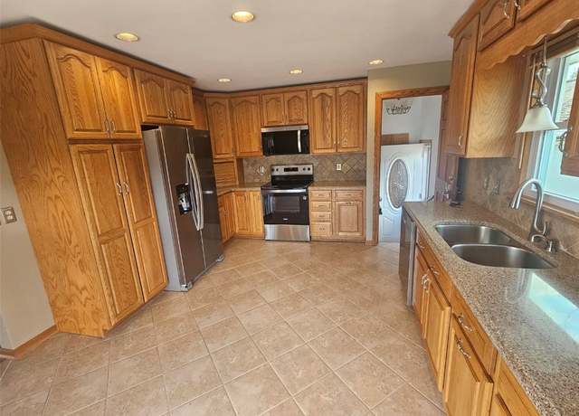 Property at 618 Central Ave, Center Point, IA 52213, 4 beds, 2 baths