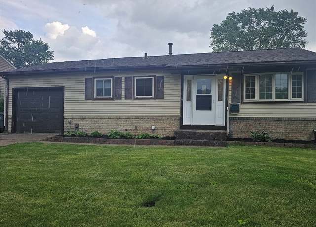 Property at 1523 Golden Valley Dr, Bettendorf, IA 52722, 3 beds, 2 baths