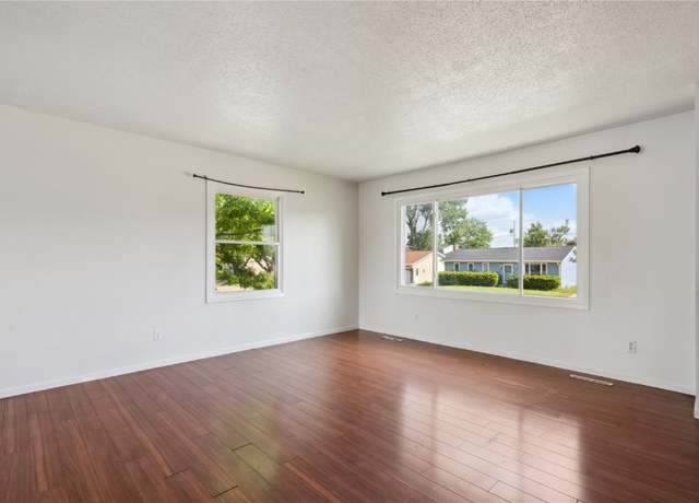 Property at 1300 Cress Parkway Pkwy, Hiawatha, IA 52233, 4 beds, 2 baths