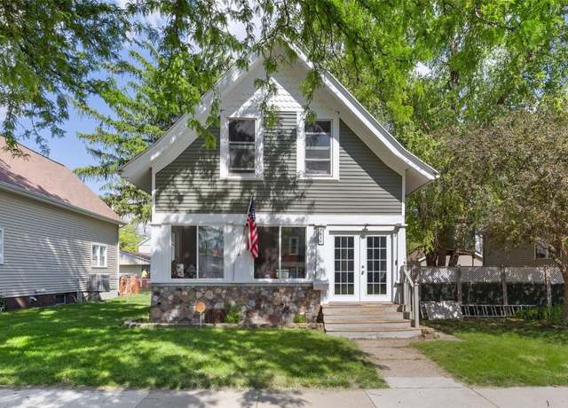 Property at 1019 9th St NW, Cedar Rapids, IA 52405, 4 beds, 2 baths