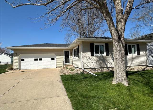 Property at 1364 Cress Pkwy, Hiawatha, IA 52233, 3 beds, 2 baths