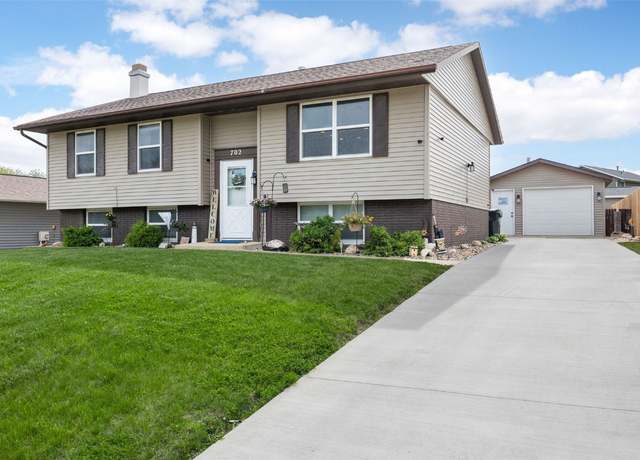 Property at 702 Olive Dr Dr NW, Cedar Rapids, IA 52405, 3 beds, 1.5 baths