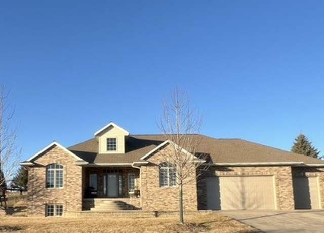 Property at 2111 W 4th St, Vinton, IA 52349, 5 beds, 3.5 baths