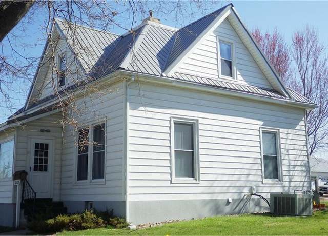 Property at 808 5th Ave, Vinton, IA 52349, 3 beds, 1 bath