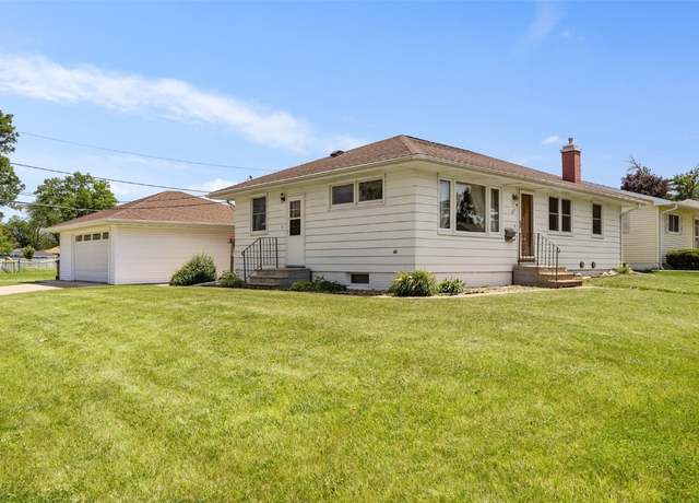 Property at 425 28th St NW, Cedar Rapids, IA 52405, 3 beds, 2 baths
