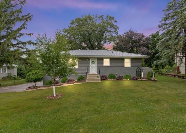Property at 1010 Belmont Pkwy NW, Cedar Rapids, IA 52405, 3 beds, 2 baths