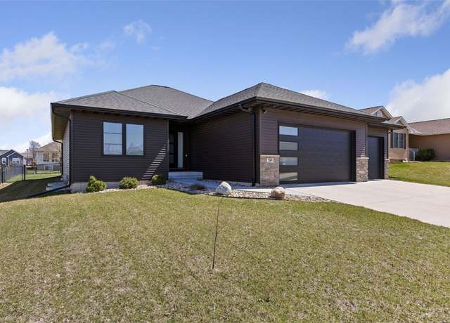 Property at 205 18th Ave, Hiawatha, IA 52233, 2 beds, 2 baths