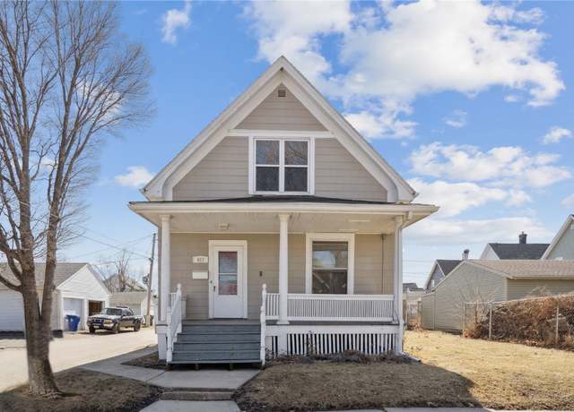 Property at 817 8th Ave SW, Cedar Rapids, IA 52404, 2 beds, 2 baths