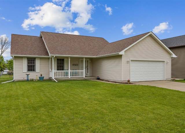 Property at 1067 Lyndhurst Dr, Hiawatha, IA 52233, 3 beds, 2 baths