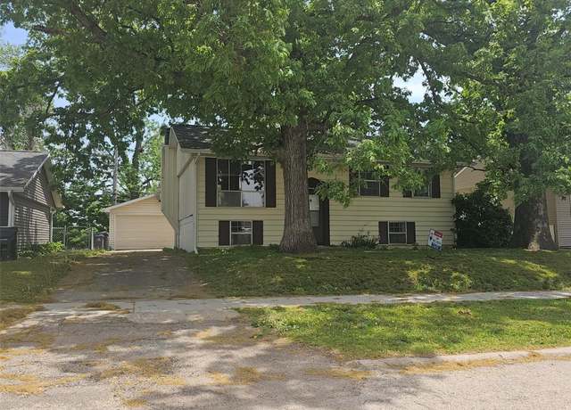 Property at 1025 Pawnee Dr NW, Cedar Rapids, IA 52405, 4 beds, 2 baths