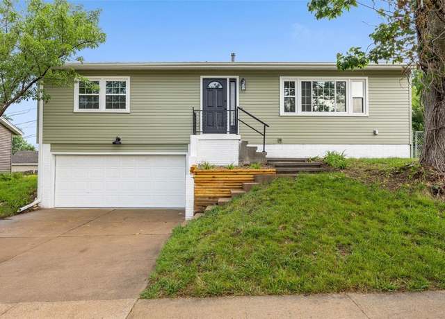 Property at 1642 19th St, Cedar Rapids, IA 52405, 3 beds, 2.5 baths