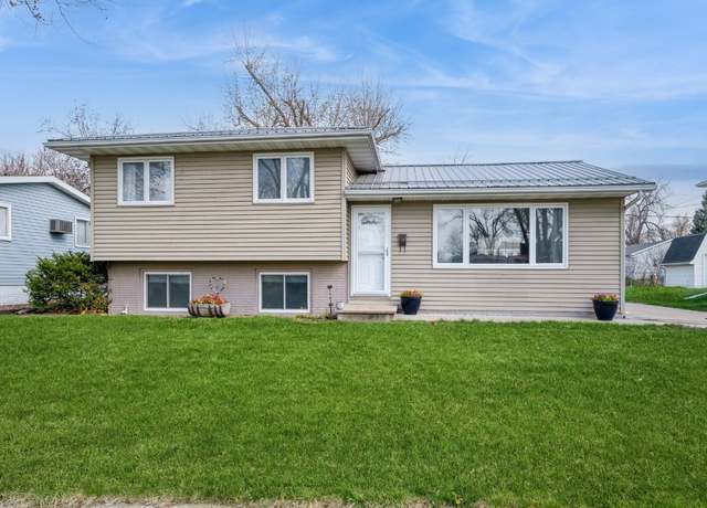 Property at 1062 Rainbow Blvd, Hiawatha, IA 52233, 3 beds, 2 baths