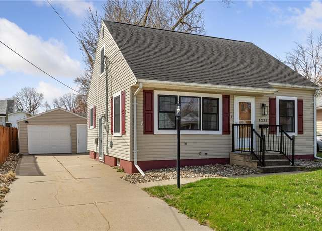 Property at 1231 Center St St NE, Cedar Rapids, IA 52402, 3 beds, 2 baths