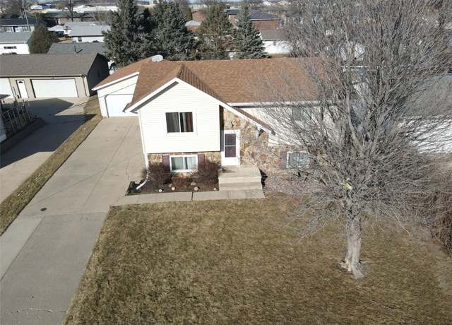 Property at 1601 W 4th Street St, Vinton, IA 52349, 3 beds, 1.5 baths