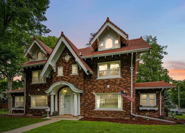Property at 206 Kingbard Blvd, Waterloo, IA 50701, 5 beds, 3.5 baths