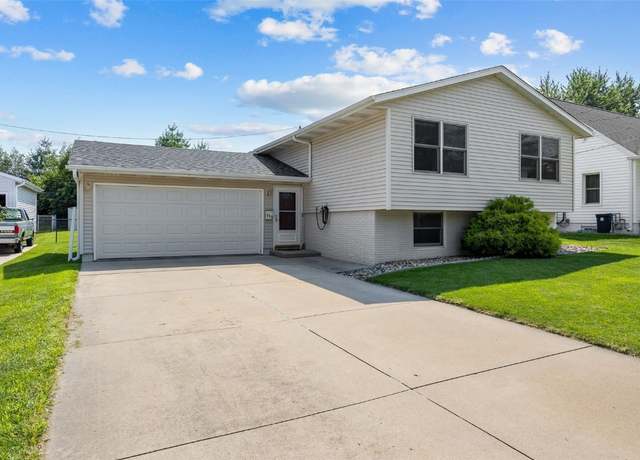 Property at 925 22nd St, Marion, IA 52302, 3 beds, 2 baths