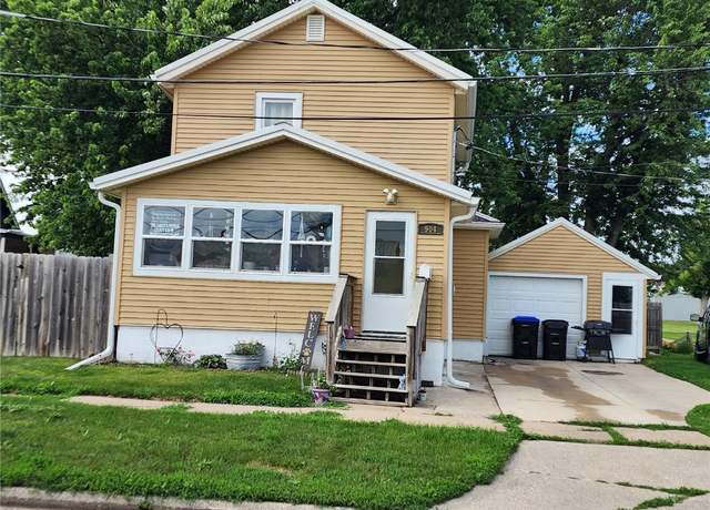 Property at 904 10th St, Belle Plaine, IA 52208, 3 beds, 1.5 baths