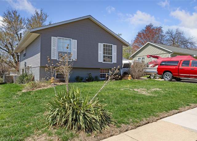 Property at 612 Olive Dr NW, Cedar Rapids, IA 52405, 3 beds, 2 baths