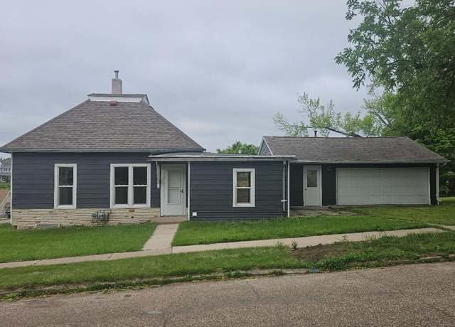 Property at 1602 11th Ave, Belle Plaine, IA 52298, 3 beds, 1 bath