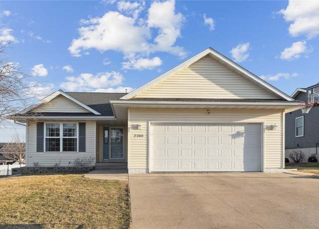 Property at 2700 Navajo Ave SW, Cedar Rapids, IA 52404, 4 beds, 3 baths