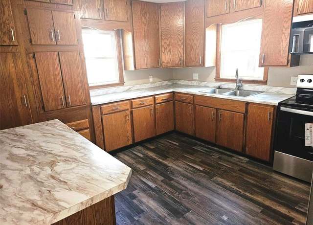 Property at 109 E Willman St, Hiawatha, IA 52233, 3 beds, 1 bath