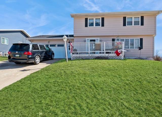 Property at 1704 Chestnut Ln NE, Cedar Rapids, IA 52402, 4 beds, 3.5 baths