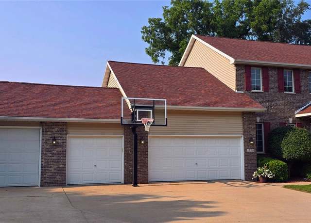Property at 1706 Woodcrest St NE, Cedar Rapids, IA 52402, 4 beds, 2.5 baths