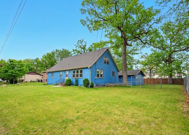 Property at 113 Chaffee Dr, Hiawatha, IA 52233, 4 beds, 2 baths