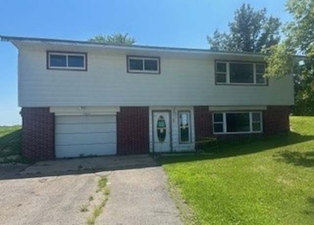 Property at 7902 Wieneke Cir Cir SW, Cedar Rapids, IA 52404, 3 beds, 2.5 baths