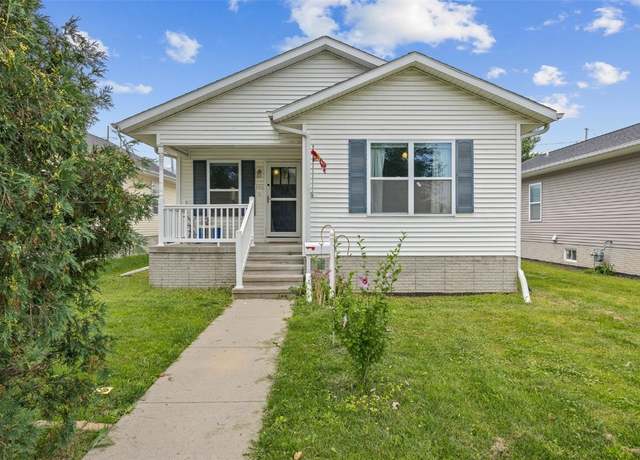 Property at 806 10th St SW, Cedar Rapids, IA 52404, 3 beds, 2 baths