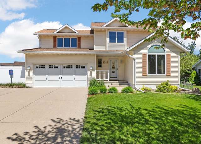 Property at 1312 Prairieview Dr NE, Cedar Rapids, IA 52402, 3 beds, 2.5 baths