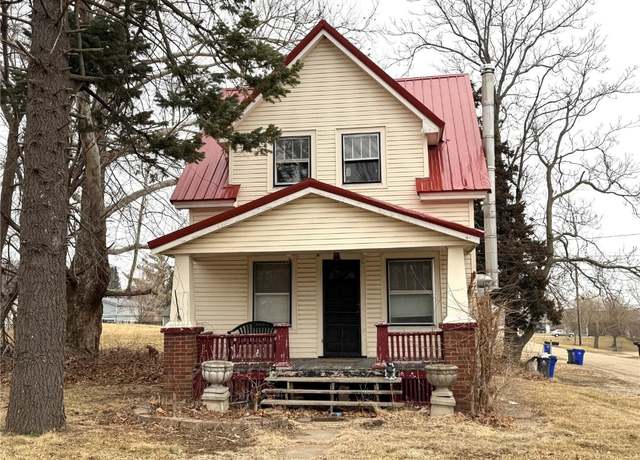 Property at 2379 C St SW, Cedar Rapids, IA 52404, 3 beds, 1 bath
