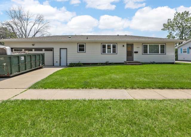 Property at 1083 Rainbow Blvd, Hiawatha, IA 52233, 3 beds, 2 baths