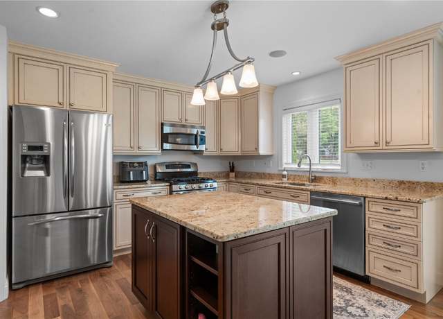 Property at 4000 Majestic Ct NE, Cedar Rapids, IA 52411, 5 beds, 3.5 baths
