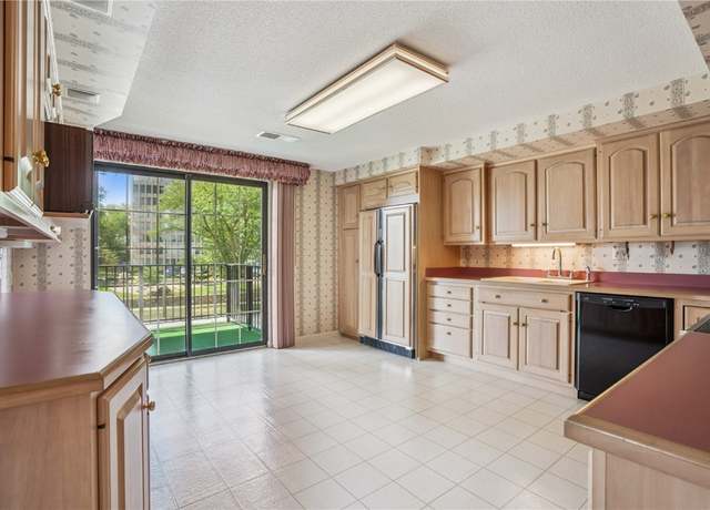Property at 100 Thompson Dr SE #212, Cedar Rapids, IA 52403, 3 beds, 2 baths