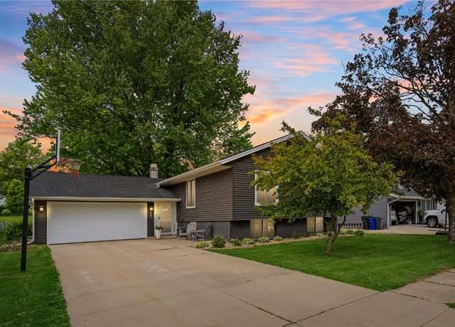 Property at 6927 Brentwood Dr NE, Cedar Rapids, IA 52402, 6 beds, 3 baths
