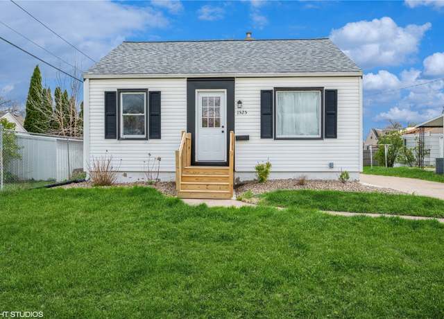 Property at 1525 10th St NW, Cedar Rapids, IA 52405, 3 beds, 1 bath