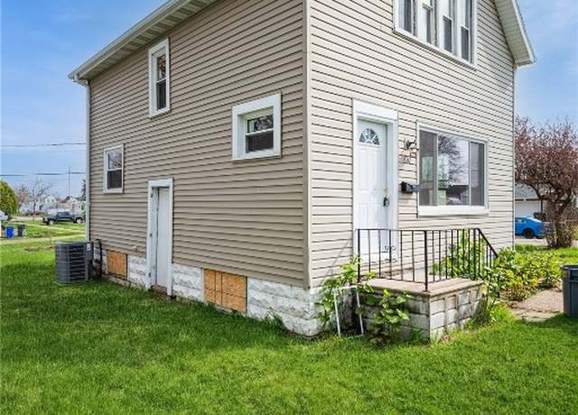 Property at 802 22nd Ave SW, Cedar Rapids, IA 52404, 3 beds, 1 bath