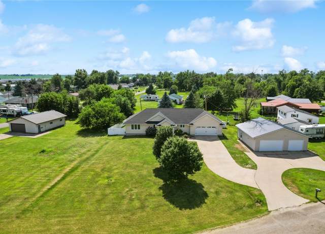 Property at 405 Linn Dr, Palo, IA 52324, 4 beds, 3 baths