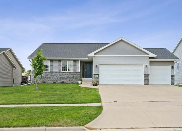 Property at 820 Oak Park Circle Cir, Marion, IA 52302, 3 beds, 2 baths