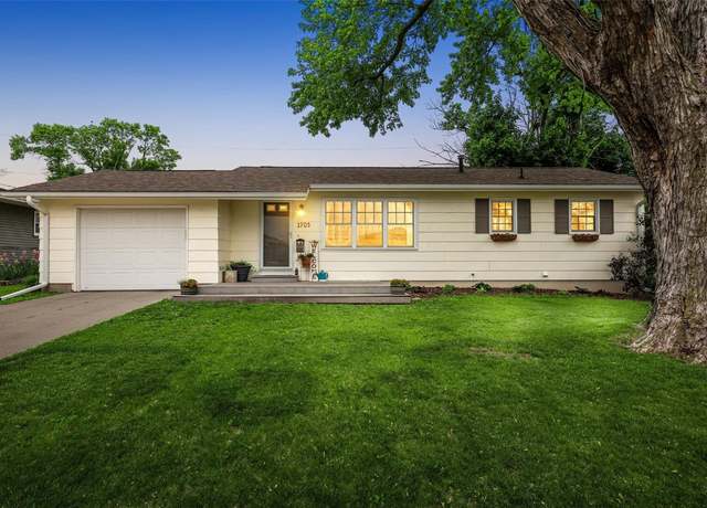 Property at 1705 Hillview Dr, Marion, IA 52302, 3 beds, 2 baths