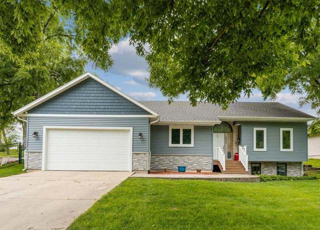 Property at 5030 Charter Oak Ln SE, Cedar Rapids, IA 52403, 3 beds, 3 baths